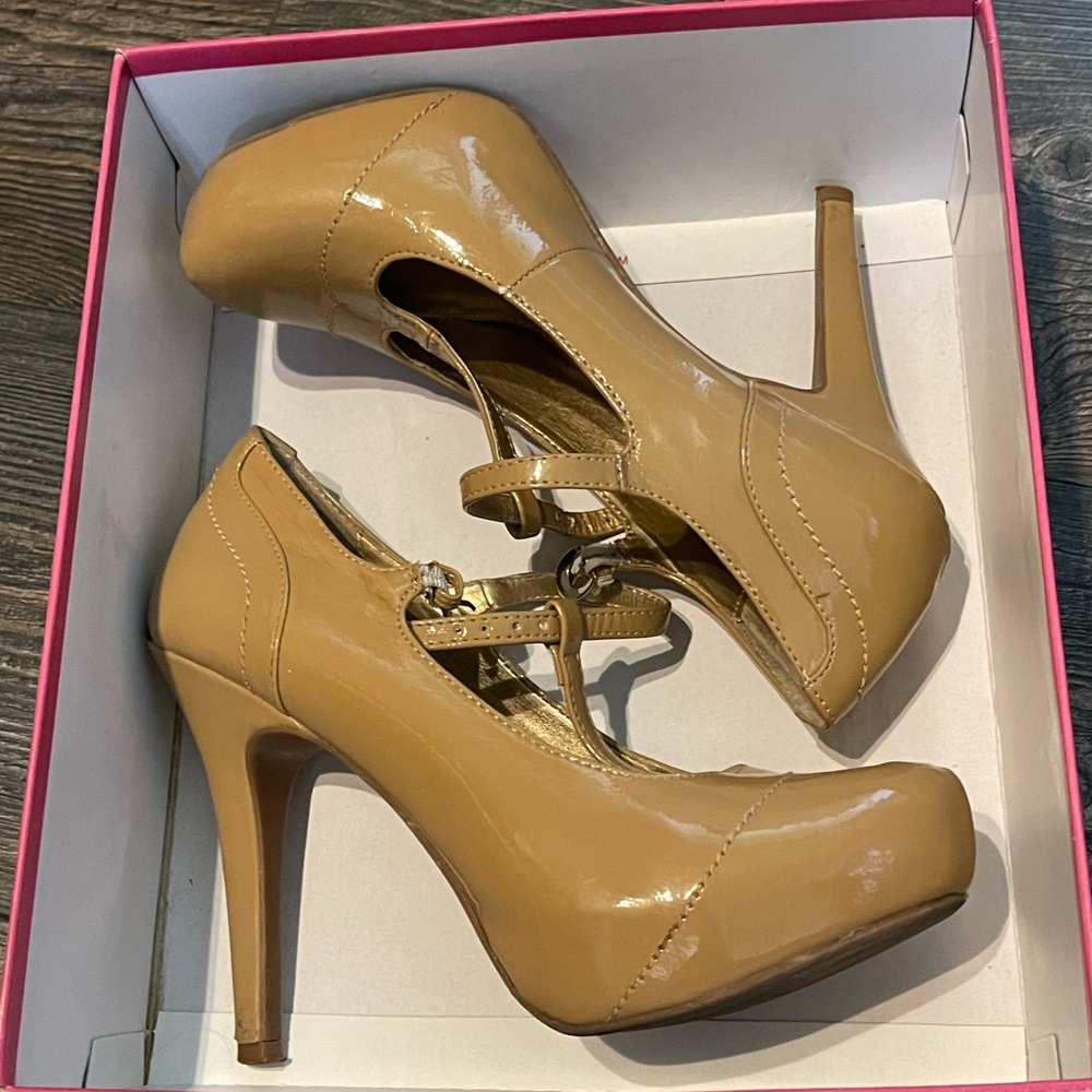 Madeline tan heels with buckle